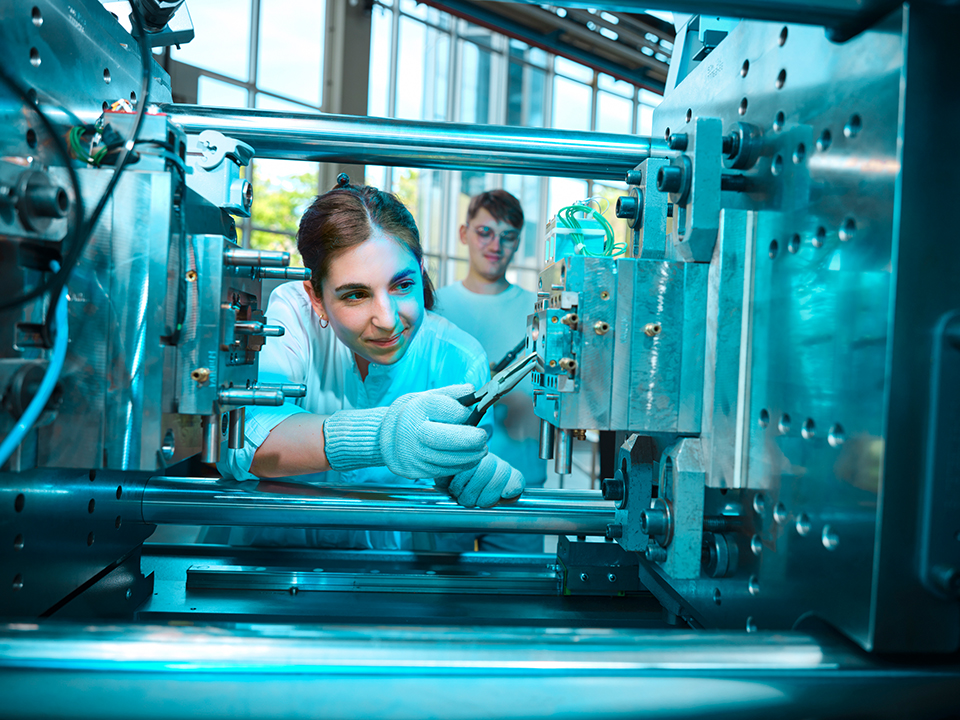 Karriere Job Studenten Forschung Spritzgussmaschine