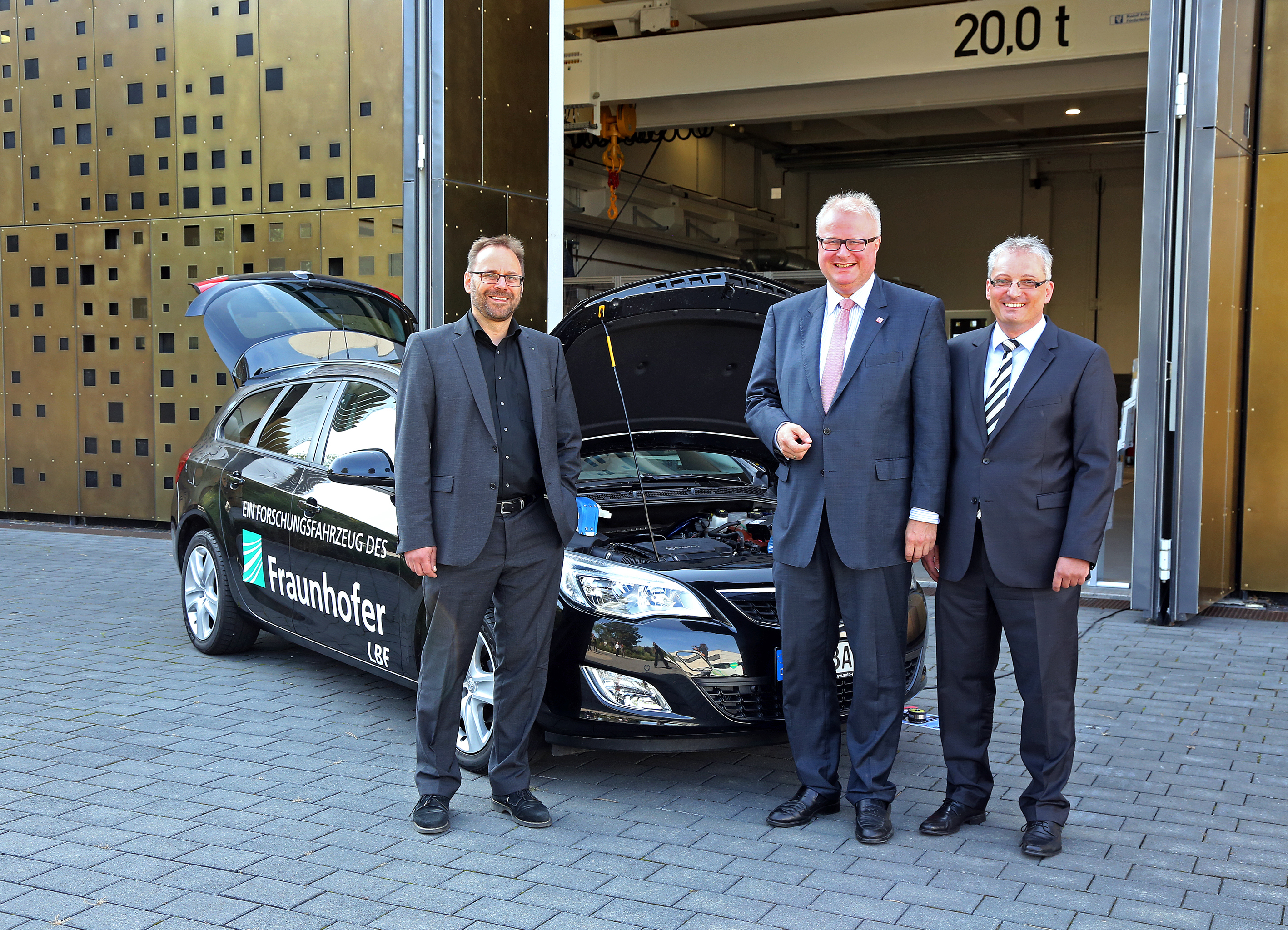 Adaptronische Schlüsseltechnologie zum Anfassen: Prof. Dr. Thilo Bein, administrativer Koordinator LOEWE AdRIA, Staatsminister Dr. Thomas Schäfer und Prof. Dr. Tobias Melz, Institutsleiter Fraunhofer LBF, vor einem Forschungsfahrzeug, das dank innovativer Technik höchsten Fahrkomfort bietet (v.l.n.r.).