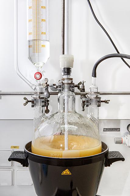 Synthese eines biobasierten Flammschutzmittels im Fraunhofer LBF.