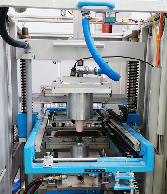 iqpak Thermoformmaschine