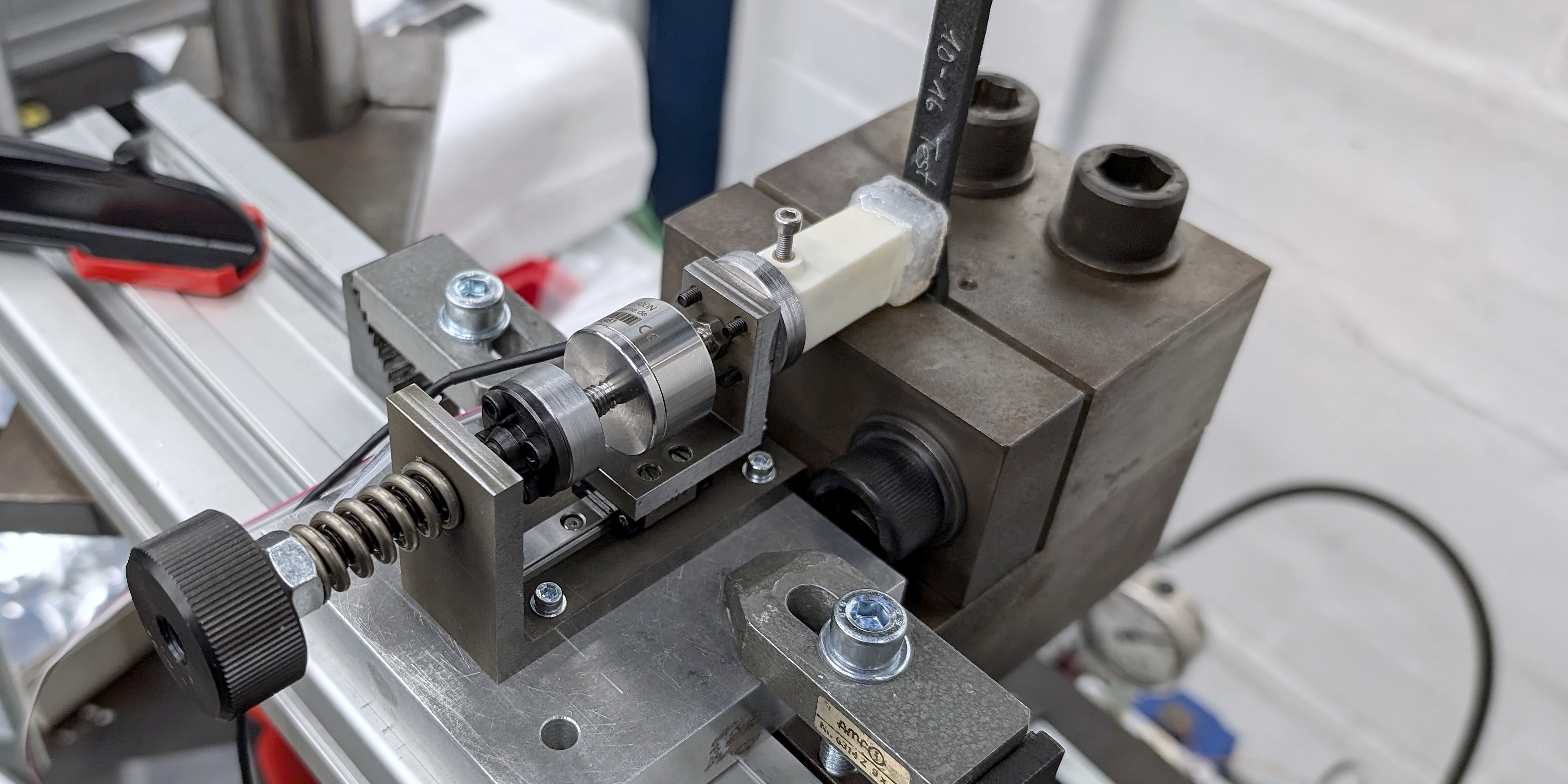EMI-Messkopfes an einer Zyklierprobe re-impact Inspektionssystem zur Prüfung von rCF-Verbundwerkstoffen emi-messkopf