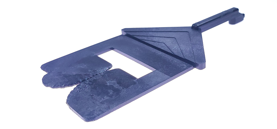 Schweißnaht einer spritzgegossenen Platte zur Untersuchung der Eigenschaften der Schweißnaht. / Weld line of an injection molded plate for investigating weld line properties. Zuverlässigkeit und Lebensdauer von hochbeanspruchten Strukturbauteilen mit Bindenähten